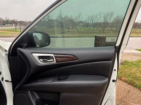 Used 2016 Nissan Pathfinder Platinum w/ Family Entertainment Package image 12