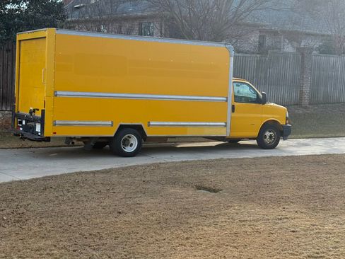 Used 2018 GMC Savana 3500 Extended w/ Driver Convenience Package image 2