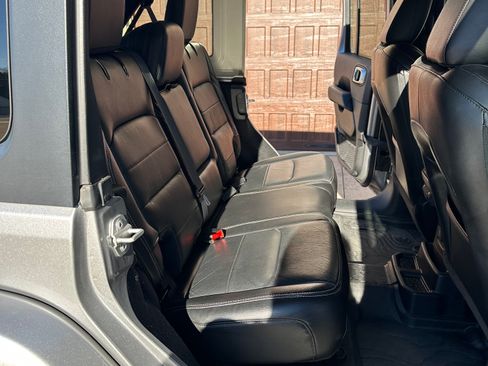 Used 2018 Jeep Wrangler Unlimited Sahara image 5