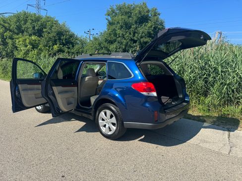 Used 2010 Subaru Outback 2.5i Limited AWD/4WD image 8