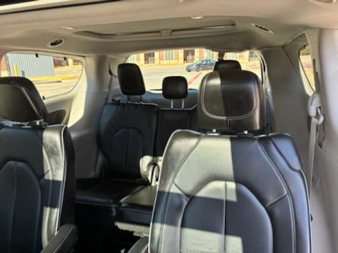 Used 2019 Chrysler Pacifica Limited image 12