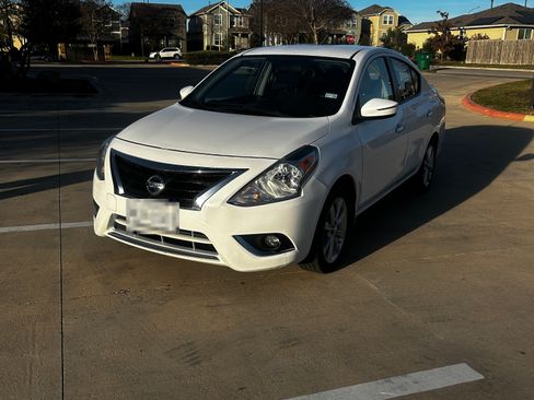 Used 2017 Nissan Versa SL image 2