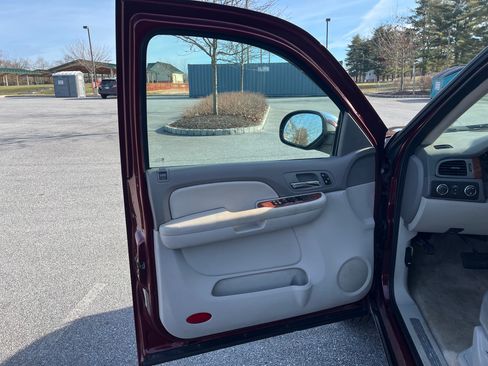 Used 2008 Chevrolet Suburban LTZ w/ LTZ Preferred Equipment Group image 16