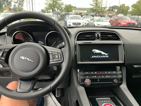 Used 2019 Jaguar F-PACE Premium image 6