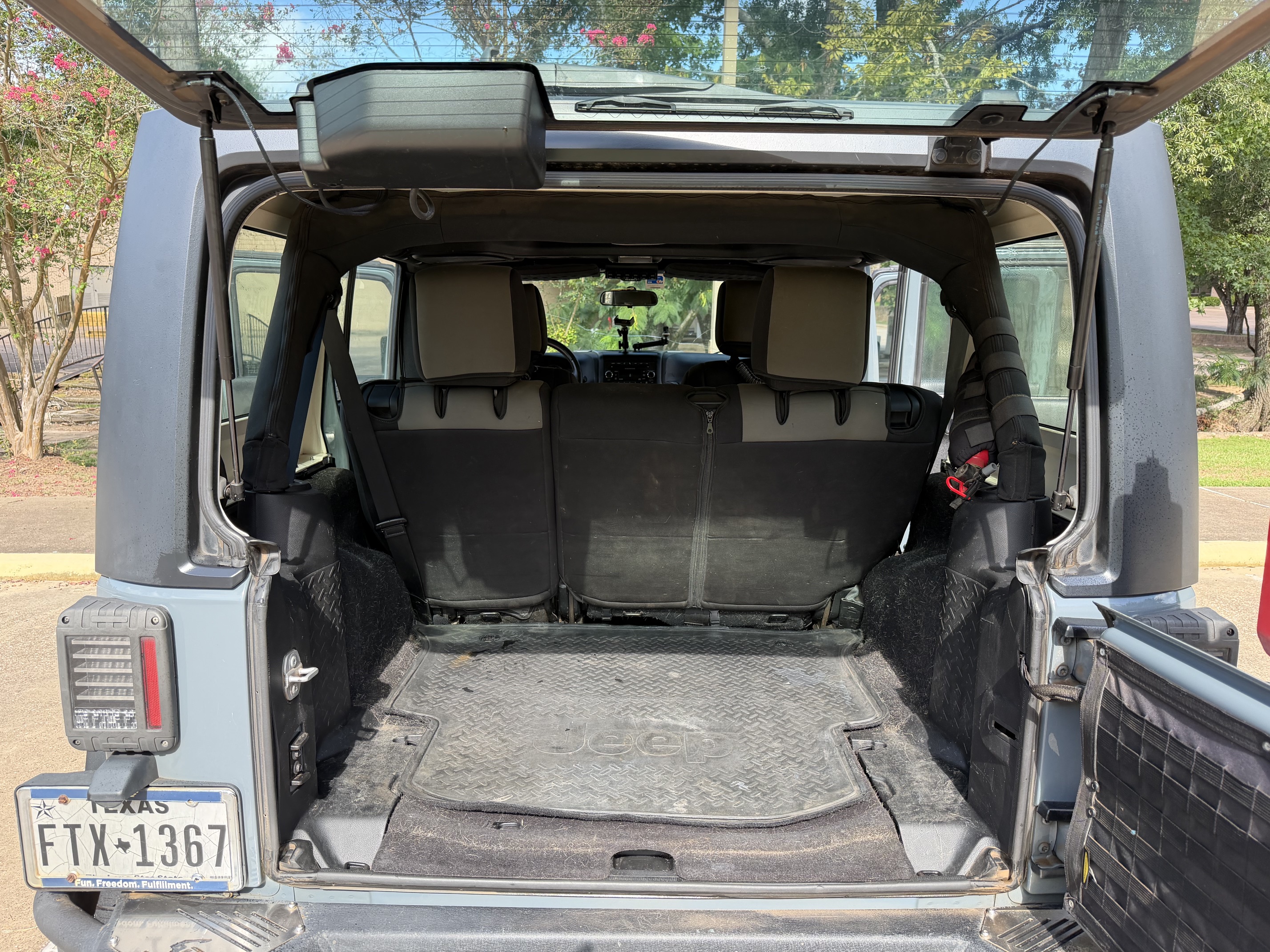 Used 2015 Jeep Wrangler Unlimited Sport w/ Connectivity Group AWD/4WD image 10