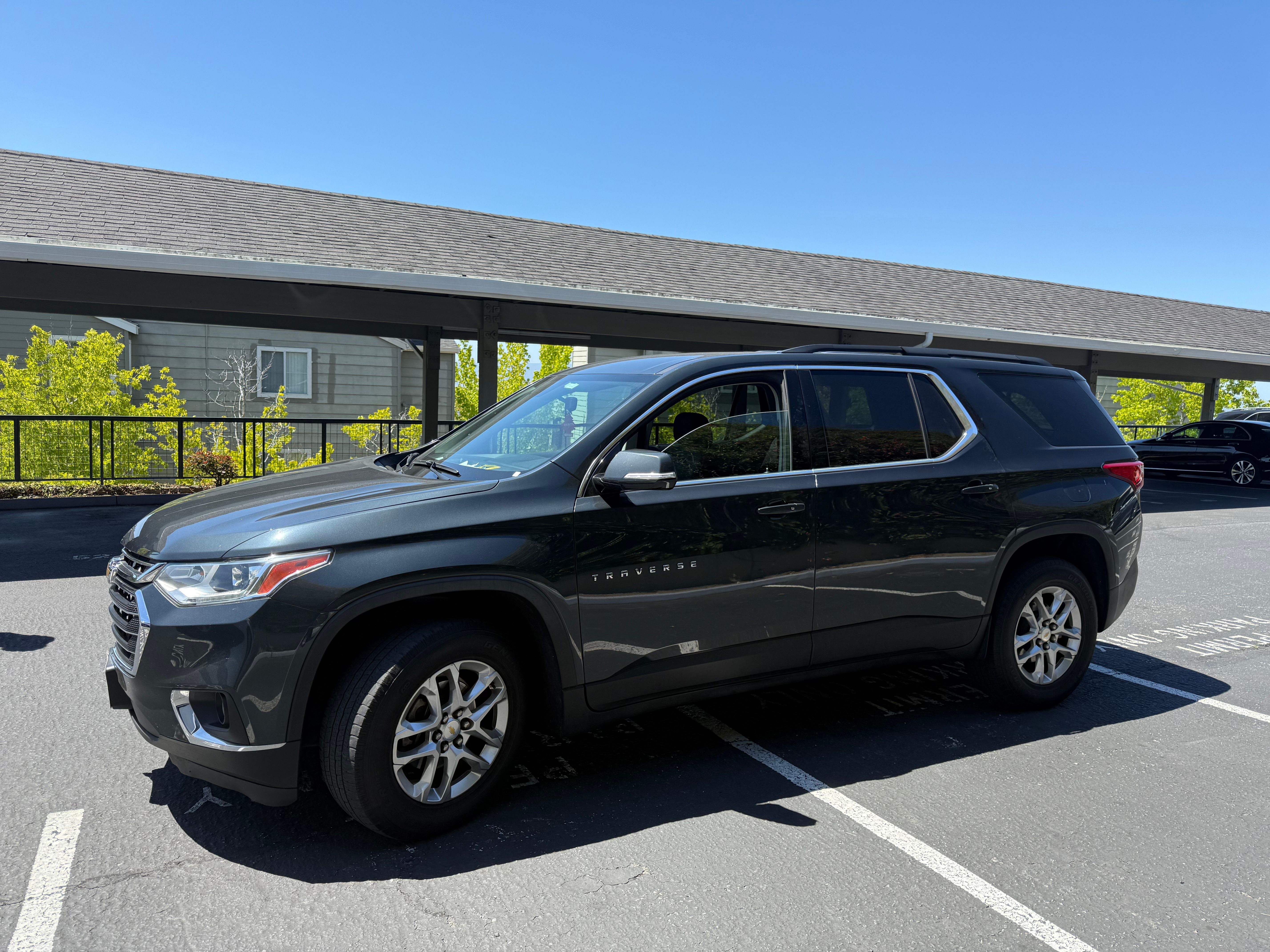 Used 2020 Chevrolet Traverse LT FWD image 1