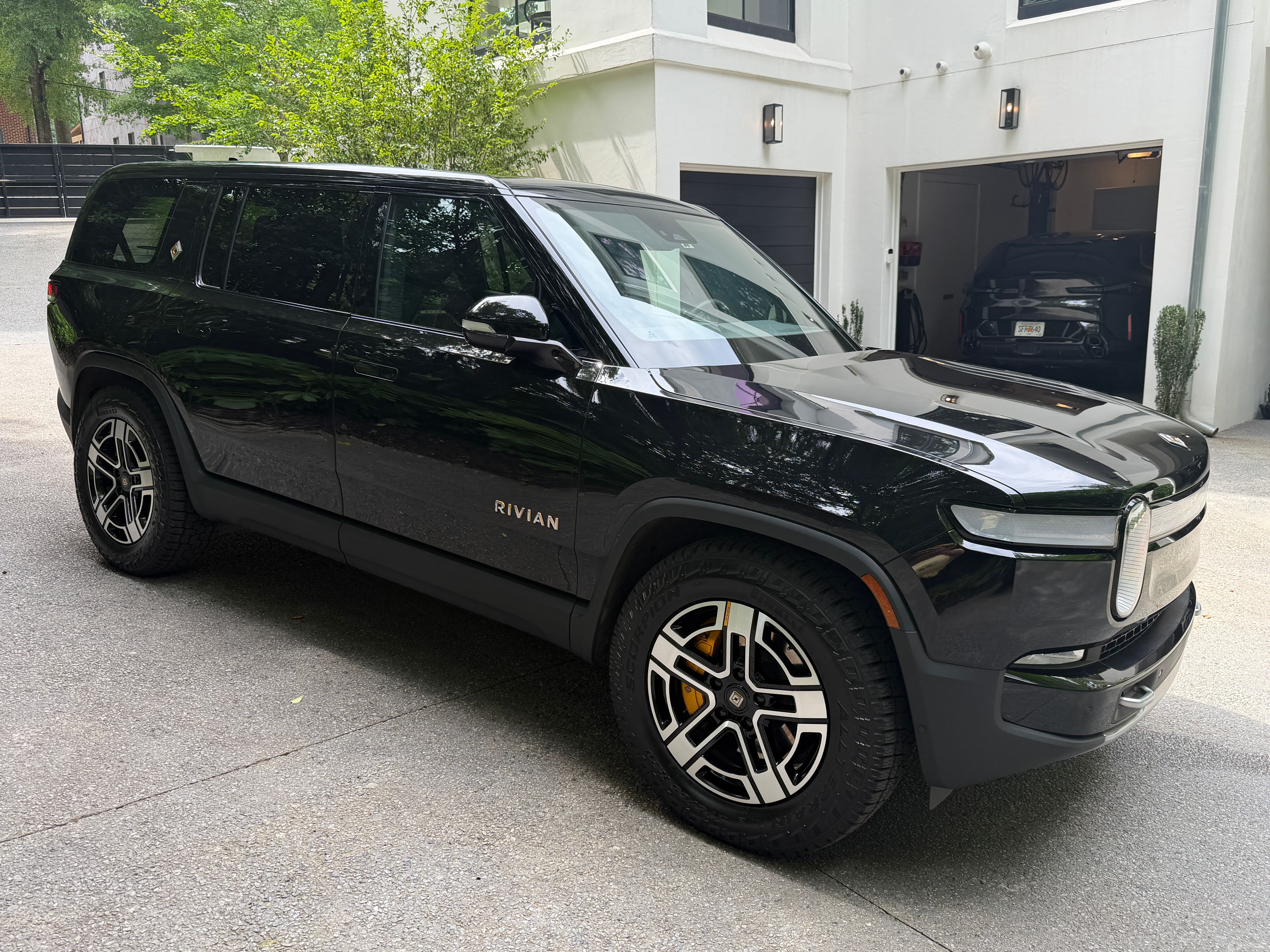 Used 2024 Rivian R1S Adventure AWD/4WD image 4