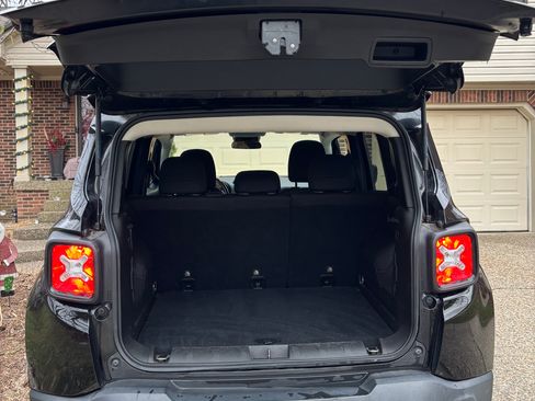 Used 2018 Jeep Renegade Altitude image 18