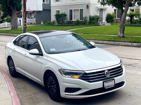 Used 2019 Volkswagen Jetta SE FWD image 2