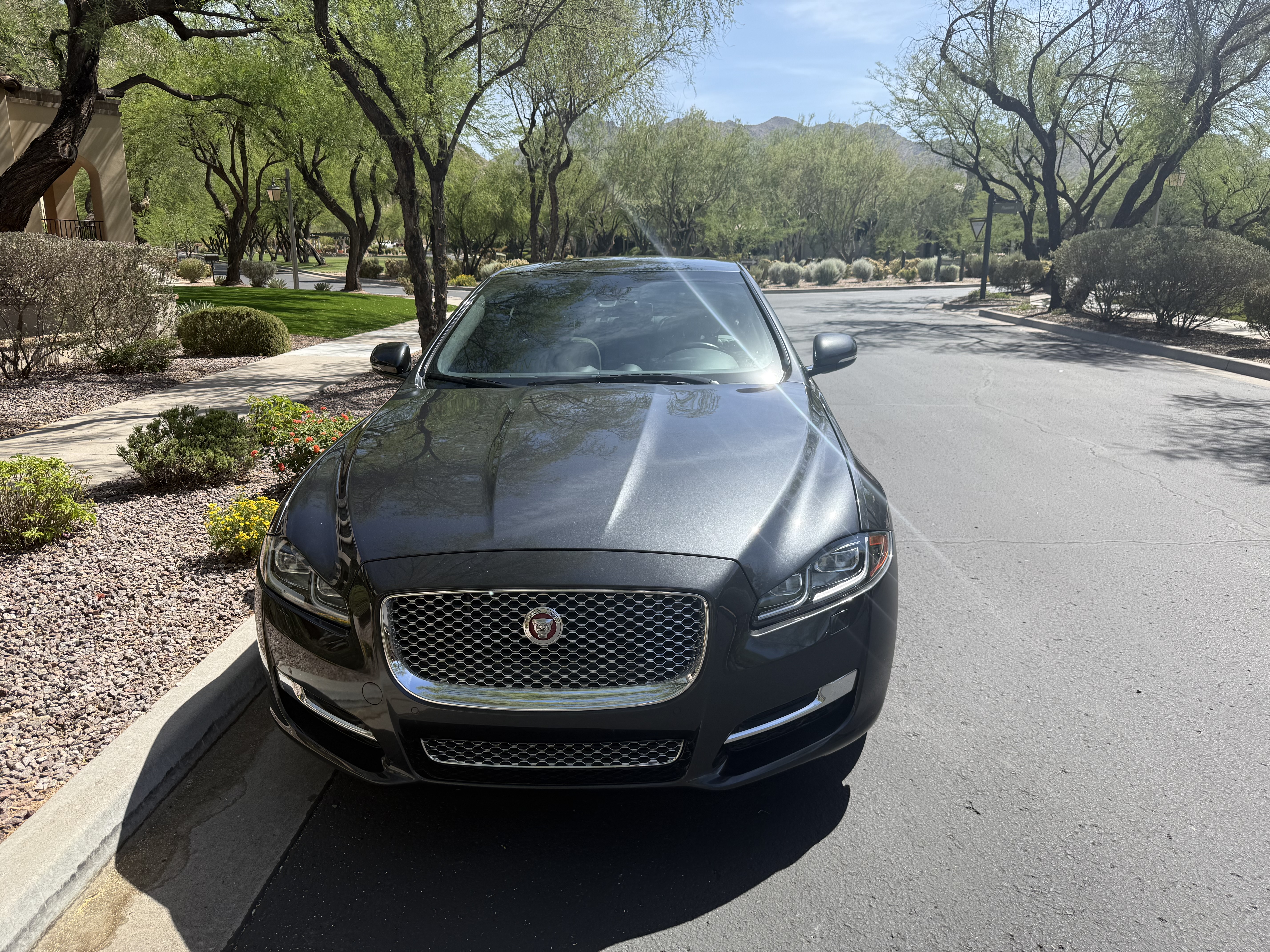 Used 2017 Jaguar XJ L Portfolio RWD image 4
