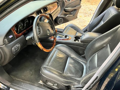 Used 2005 Jaguar XJ8 image 5