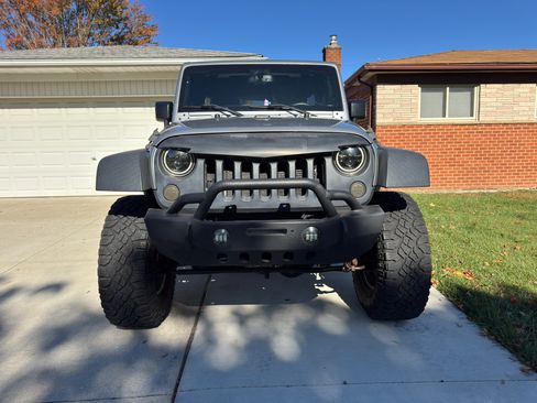 Used 2015 Jeep Wrangler Unlimited Rubicon w/ Connectivity Group image 8