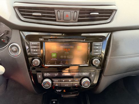 Used 2020 Nissan Rogue SL w/ Premium Package image 16