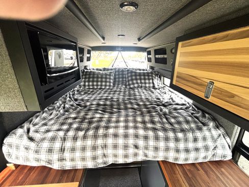 Used 2015 Mercedes-Benz Sprinter 2500 image 11