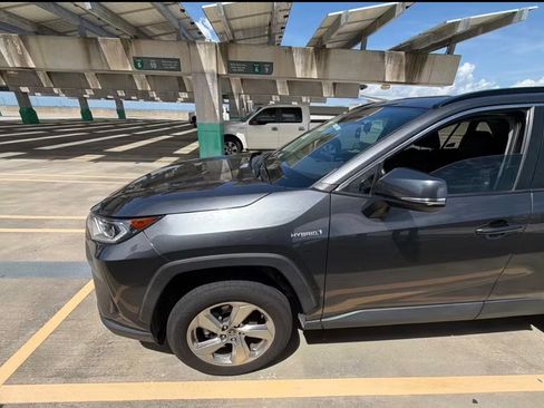 Used 2021 Toyota RAV4 XLE Premium AWD/4WD image 5