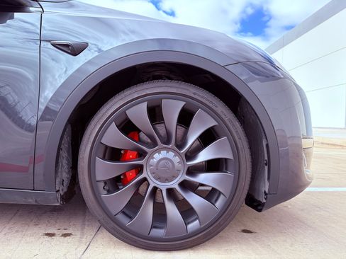 Used 2024 Tesla Model Y Performance image 10