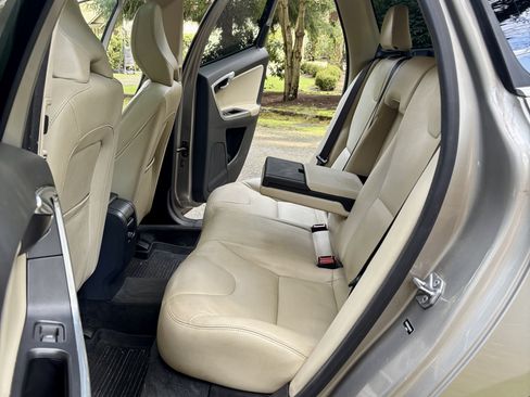 Used 2016 Volvo XC60 T5 Premier w/ Proximity Package image 16