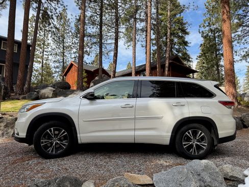 Used 2016 Toyota Highlander XLE image 1