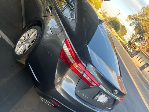 Used 2013 Toyota Avalon Limited w/ Technology Pkg FWD image 4