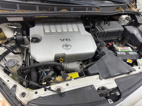 Used 2010 Toyota Sienna XLE Limited FWD image 16