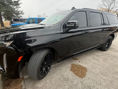 Used 2023 Cadillac Escalade ESV Sport w/ LPO, ONYX Package image 3