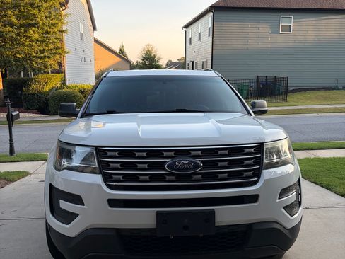 Used 2017 Ford Explorer FWD image 4