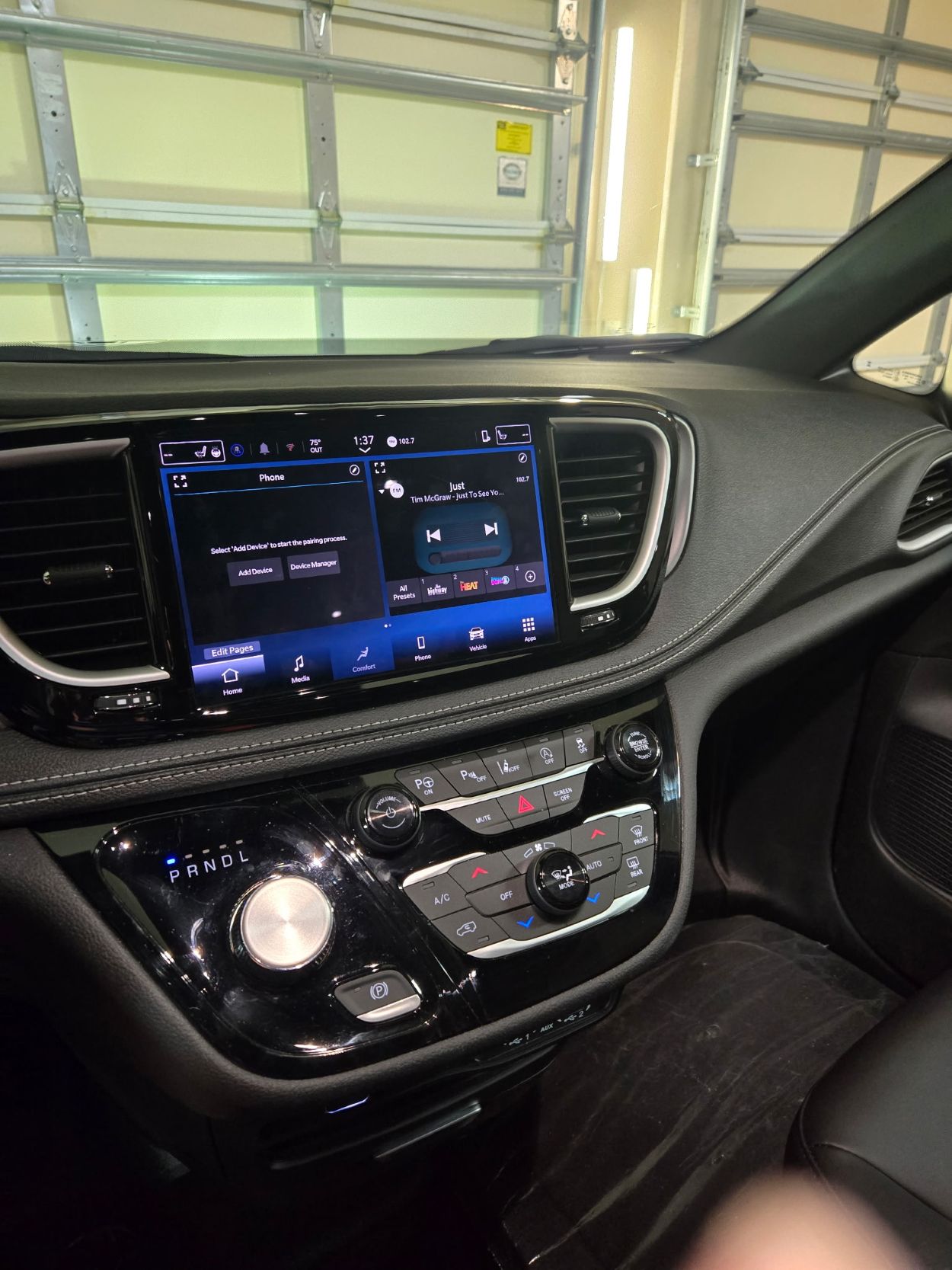 Used 2025 Chrysler Pacifica Select FWD image 2