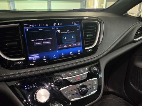 Used 2025 Chrysler Pacifica Select FWD image 2