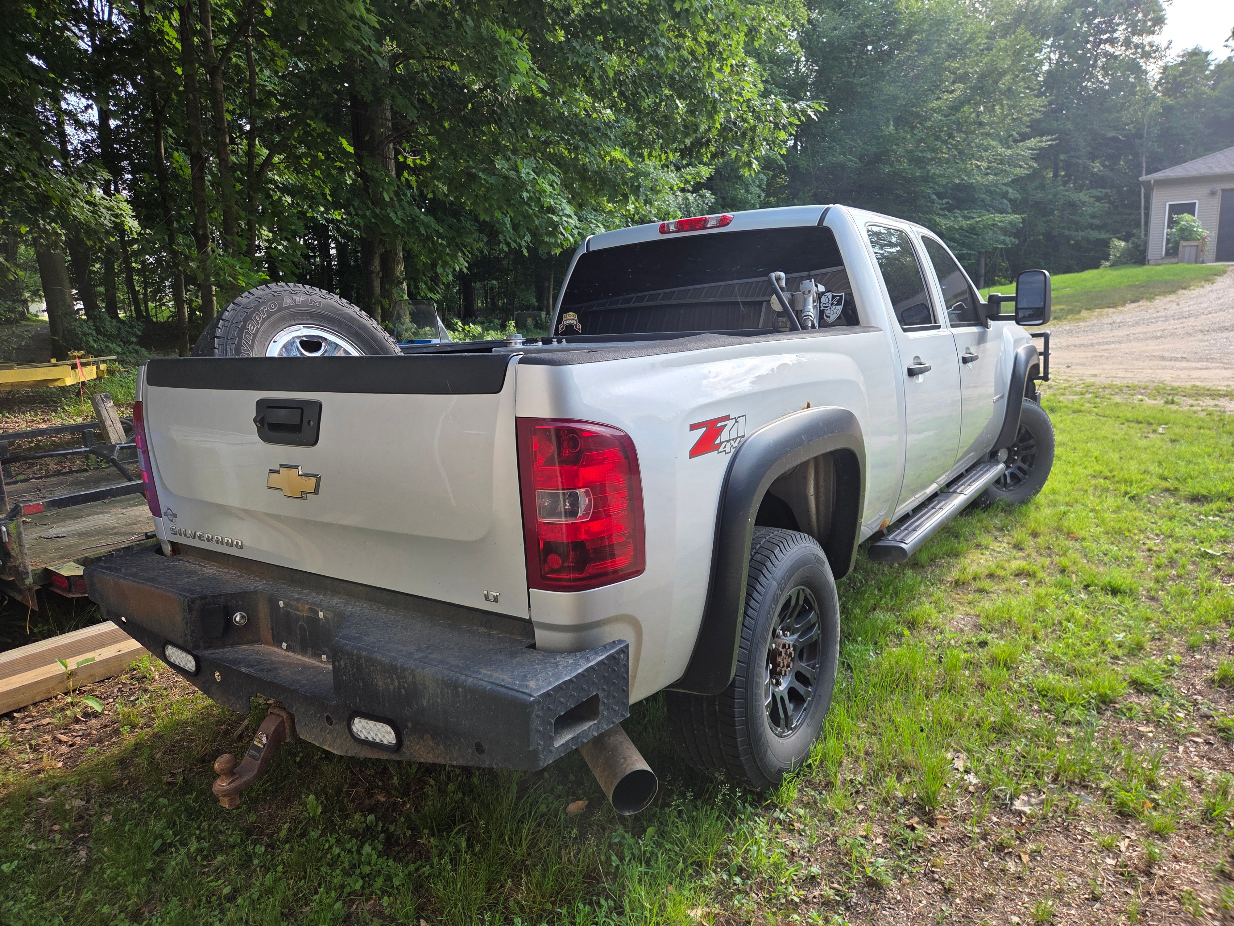 Used 2010 Chevrolet Silverado 2500 LT w/ Interior Plus Package AWD/4WD image 8