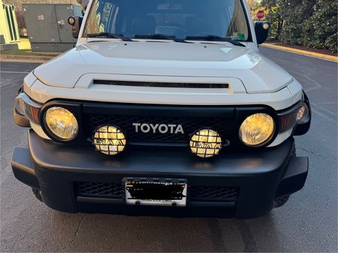 Used 2011 Toyota FJ Cruiser Sport Utility 2D image 4