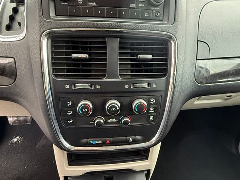 Used 2013 Dodge Grand Caravan SE image 23