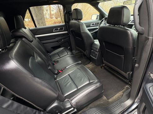 Used 2017 Ford Explorer XLT w/ Equipment Group 202A AWD/4WD image 10