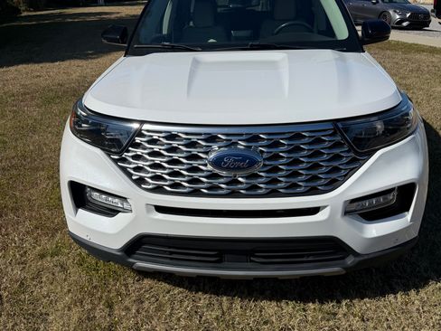 Used 2022 Ford Explorer Platinum w/ Technology Package image 2