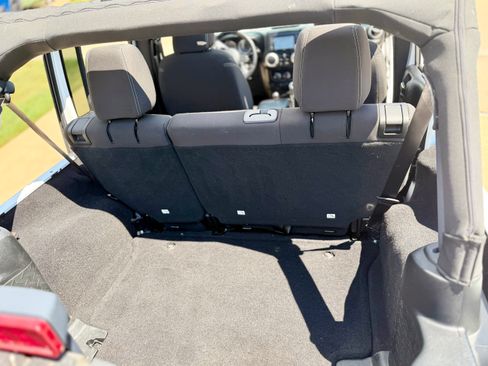 Used 2017 Jeep Wrangler Unlimited Sahara w/ Connectivity Group AWD/4WD image 19