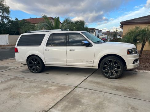 Used 2015 Lincoln Navigator L 2WD image 2
