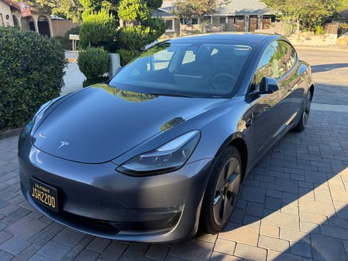 Used 2023 Tesla Model 3 Standard Range image 1