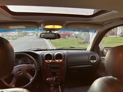 Used 2005 GMC Envoy SLT image 10