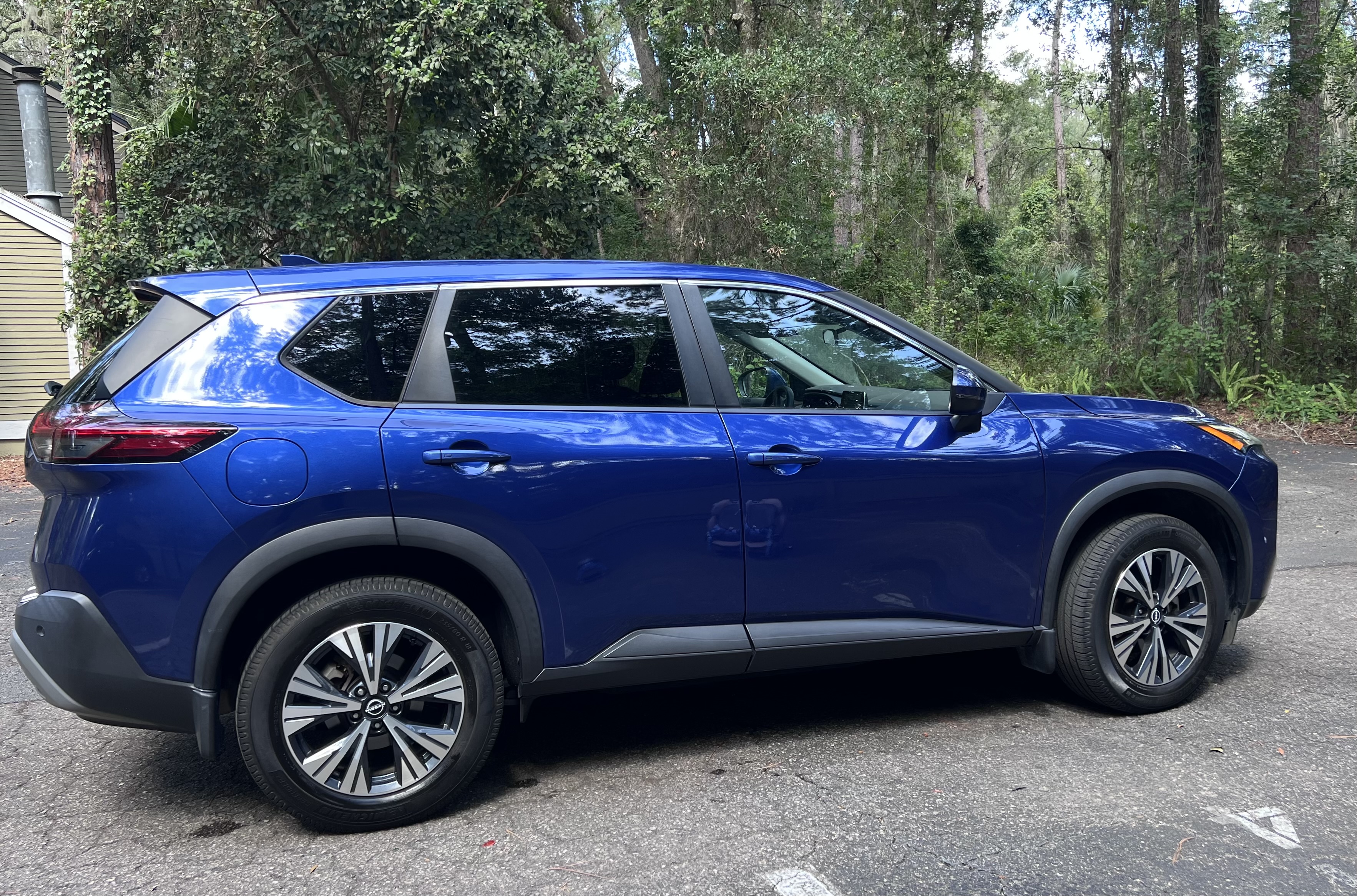 Used 2022 Nissan Rogue SV AWD/4WD image 2