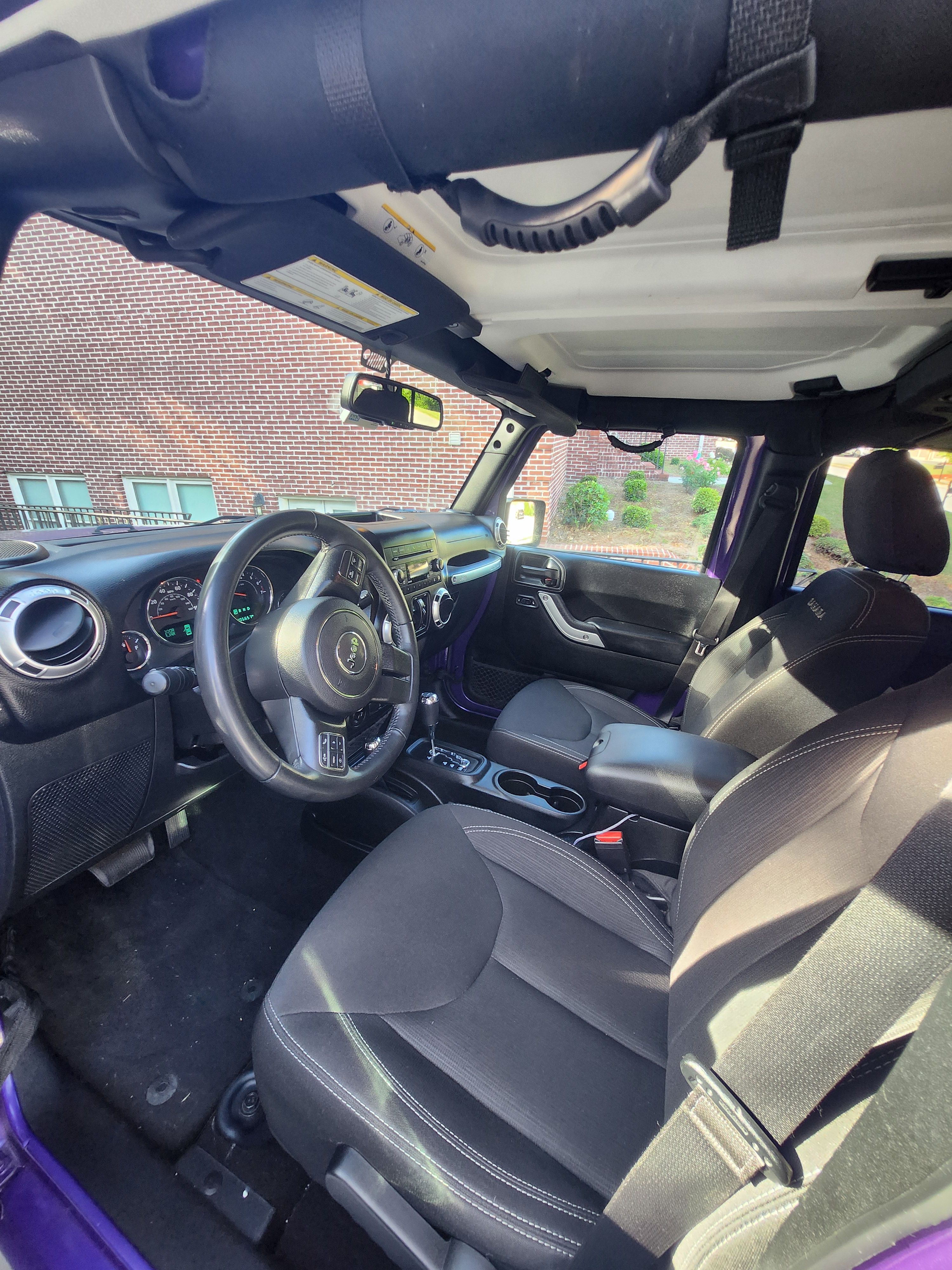 Used 2017 Jeep Wrangler Unlimited Sahara w/ Connectivity Group AWD/4WD image 11