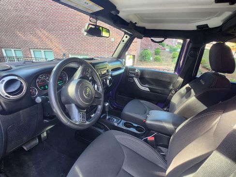 Used 2017 Jeep Wrangler Unlimited Sahara w/ Connectivity Group AWD/4WD image 11