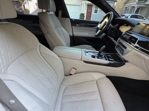 Used 2022 BMW 750Li xDrive AWD/4WD image 16