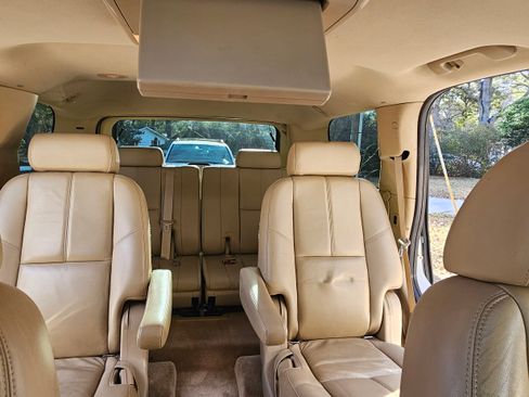 Used 2007 GMC Yukon SLT w/ SLT Preferred Equipment Group image 8
