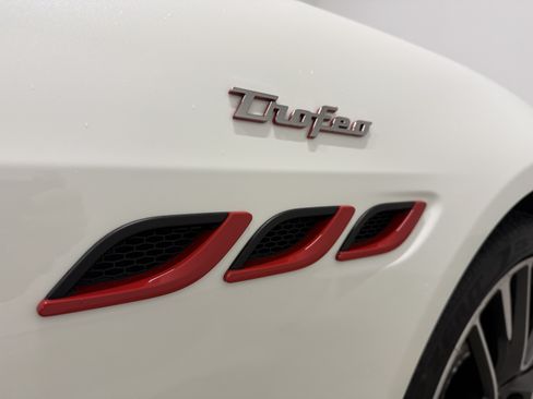 Used 2021 Maserati Quattroporte Trofeo image 5