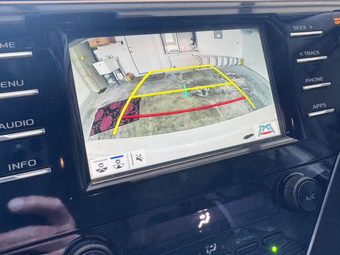 Used 2018 Toyota Camry SE w/ Convenience Package FWD image 16