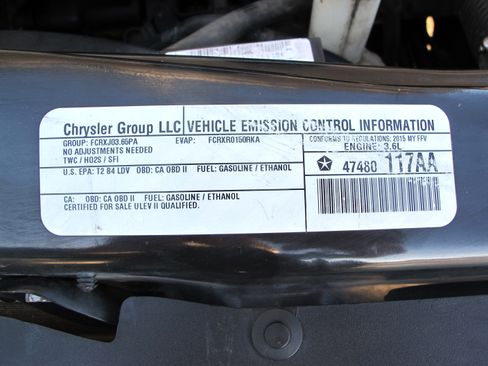 Used 2015 Chrysler Town & Country Touring image 32