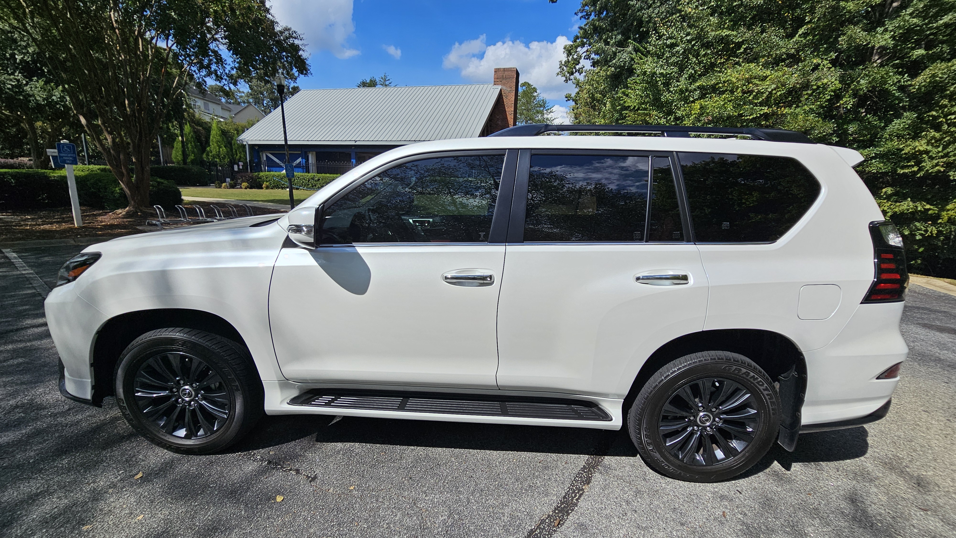 Used 2023 Lexus GX 460 Premium w/ Accessory Package AWD/4WD image 5
