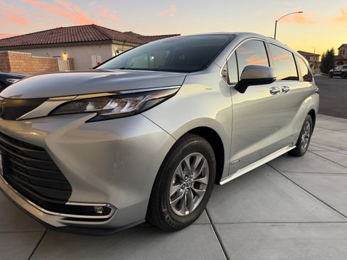 Used 2021 Toyota Sienna XLE w/ XLE Plus Package image 6