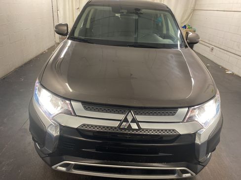 Used 2020 Mitsubishi Outlander SE image 2