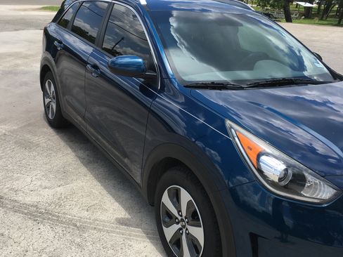 Used 2018 Kia Niro LX FWD image 2