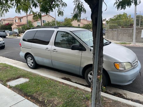 Used 2002 Toyota Sienna CE image 2